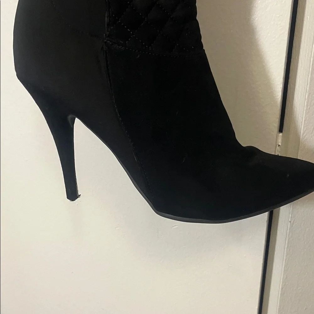 Elegant Black Knee-High Boots - Picture 4 of 8